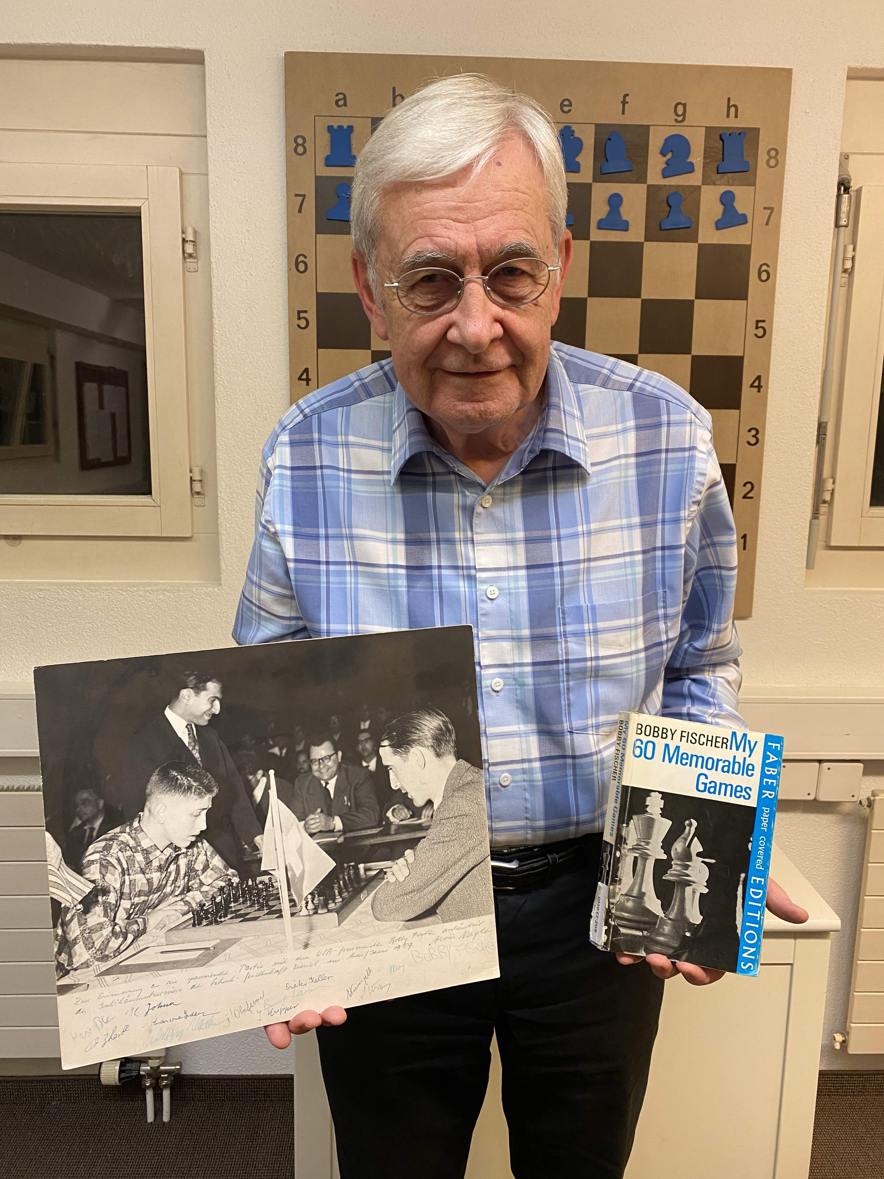 Der Präsident hält das Buch My 60 Memorable Games von Bobby Fischer in den Händen